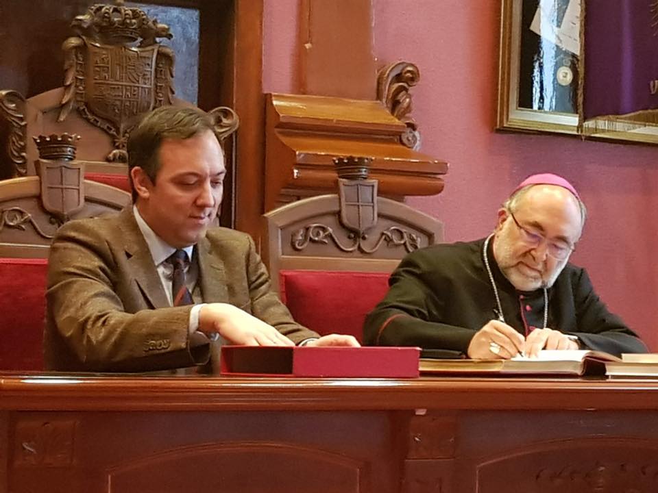 El Alcalde de Villaviciosa, Alejandro Vega, con Mons. Sanz