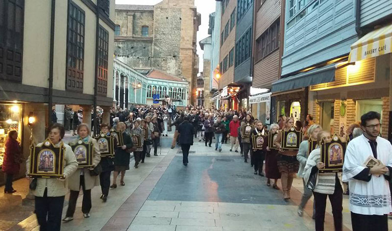 Vía Crucis de la cofradía del Santo Entierro por las calles de Oviedo