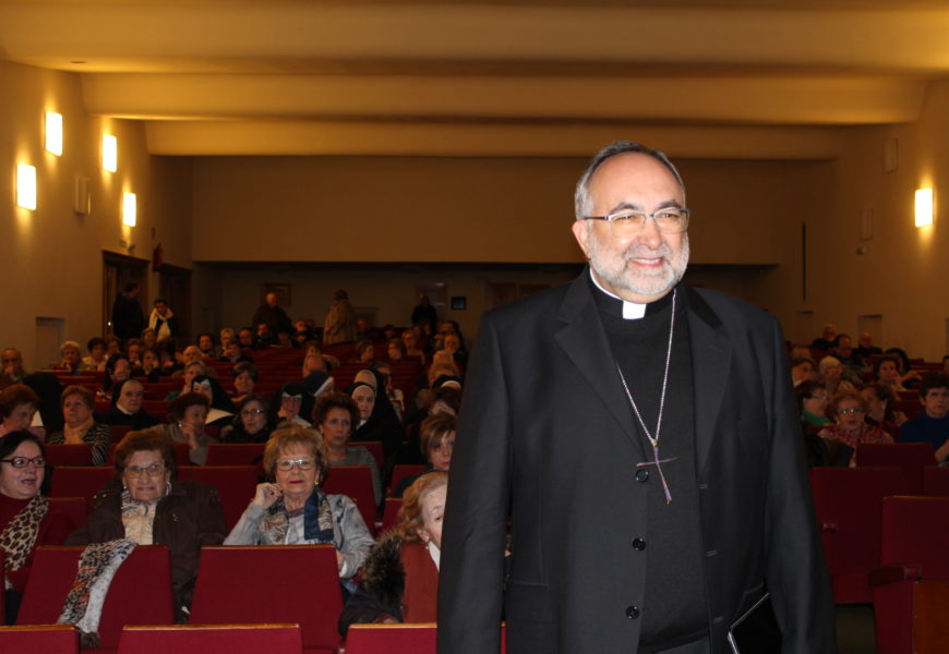 Mons. Sanz clausura las Conferencias Cuaresmales del arciprestazgo de Oviedo