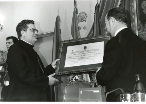 Mons. Gabino Díaz Merchán recibe el título de Hijo Adoptivo de Oviedo, de manos de Gabino de Lorenzo, en 1995