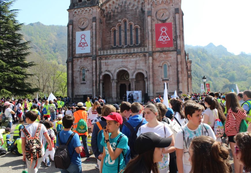 «Volvéis a la casa de vuestra Madre»: Encuentro de Escolares en Covadonga