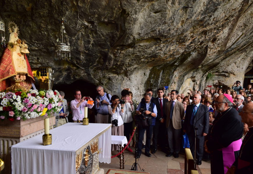 Cerca de 2.000 personas arropan al Prelado del Opus Dei, Mons. Ocáriz, en Covadonga