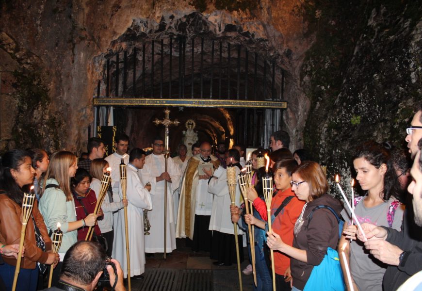 Los jóvenes se reúnen de noche ante la Virgen, en la tradicional Vigilia de la Santina
