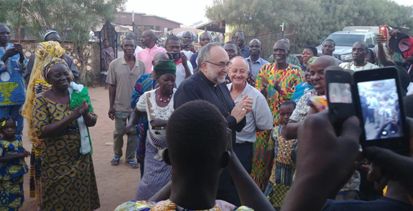 Mons. Jesús Sanz visita la misión diocesana de Benín