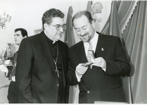 Mons. Gabino Díaz Merchán recibe la Medalla de Oro de la ciudad, en 1995