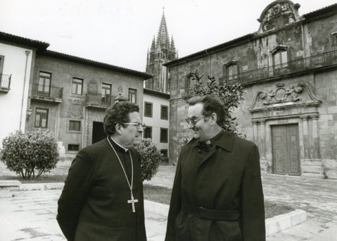 Con su Obispo Auxiliar, Mons. José Sánchez