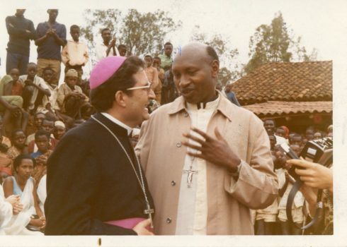 En la misión diocesana de Burundi, con el Arzobispo de Gitega