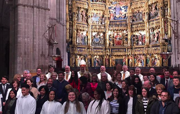 68 adultos reciben los sacramentos de la iniciación cristiana
