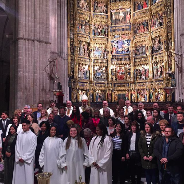 68 adultos reciben los sacramentos de la iniciación cristiana