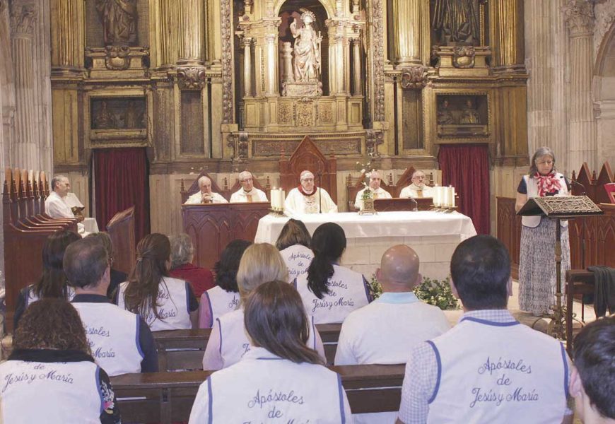 Los «Apóstoles de Jesús y María» visitan la Catedral