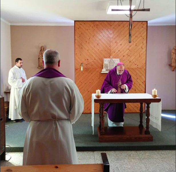 El Arzobispo de Oviedo celebra la misa dominical on line
