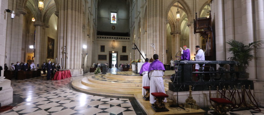 Misa funeral por las víctimas del coronavirus en la Catedral de la Almudena