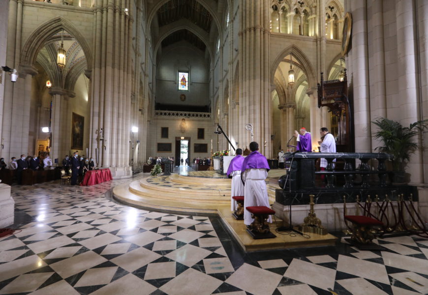 Misa funeral por las víctimas del coronavirus en la Catedral de la Almudena