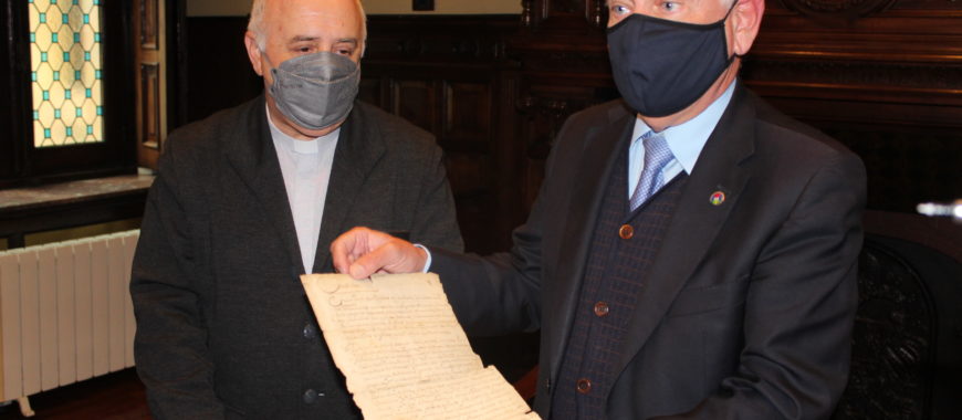 El Archivo Histórico Diocesano recibe la donación de dos antiguos documentos sobre la historia de Cudillero