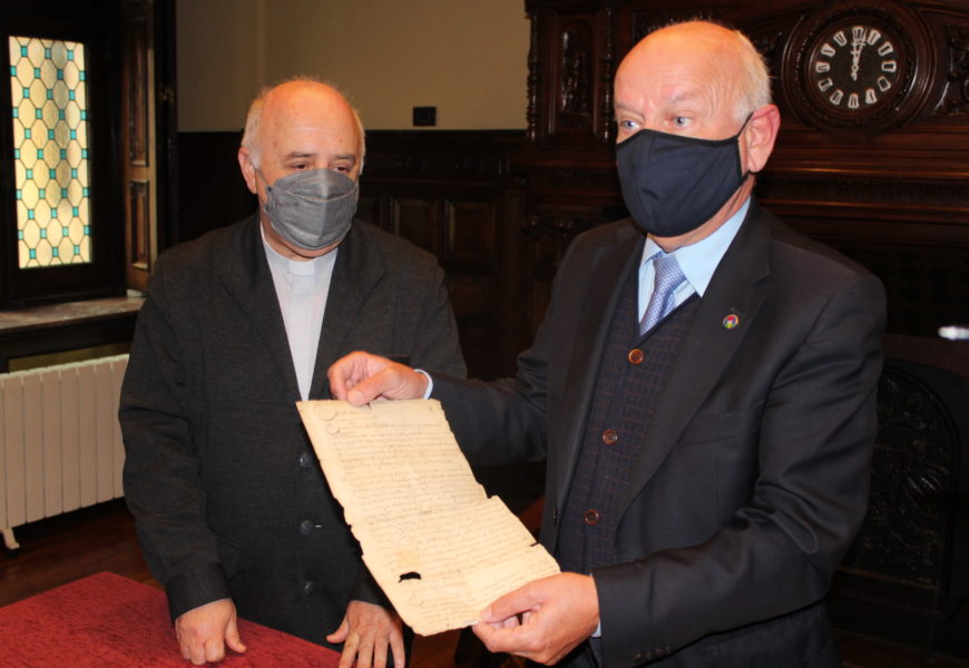 El Archivo Histórico Diocesano recibe la donación de dos antiguos documentos sobre la historia de Cudillero