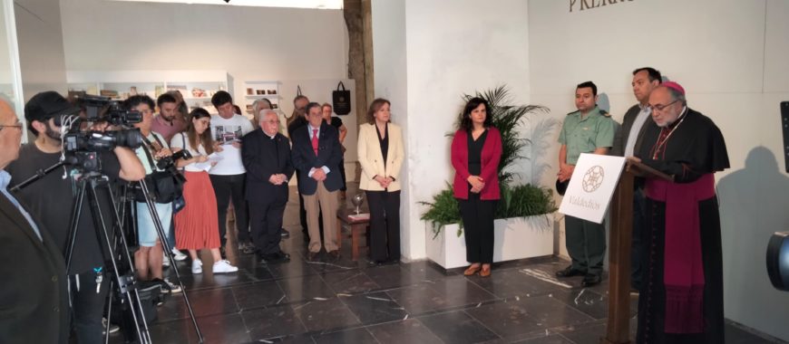 El Arzobispo de Oviedo, Mons. Jesús Sanz, bendice la nueva sala de recepción de visitantes en Valdediós