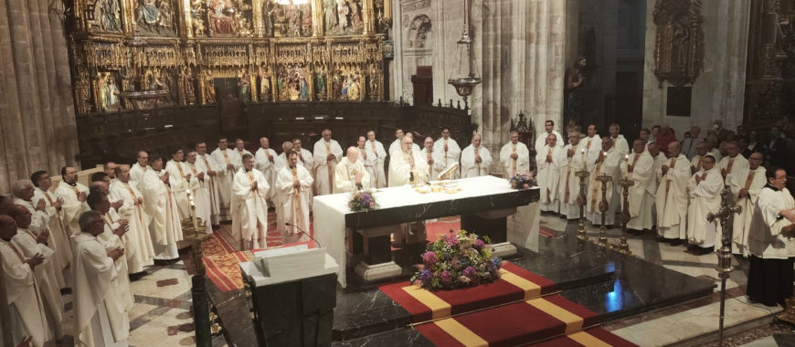 Mons. Ocáriz, en la Catedral: «Este será el siglo del apostolado de los laicos»