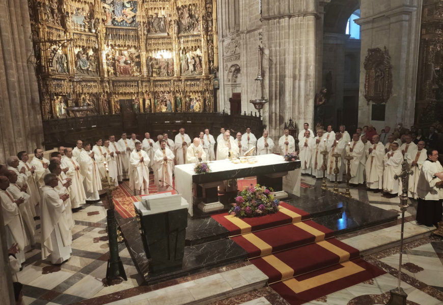 Mons. Ocáriz, en la Catedral: «Este será el siglo del apostolado de los laicos»