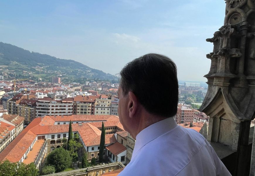 El alcalde de Oviedo, Alfredo Canteli, visita la torre gótica de la Catedral