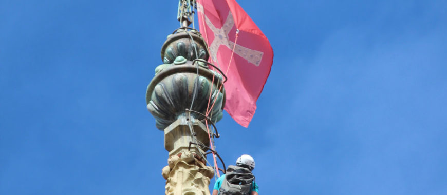 Colocadas las banderas en la torre de la Catedral, con motivo de la Perdonanza