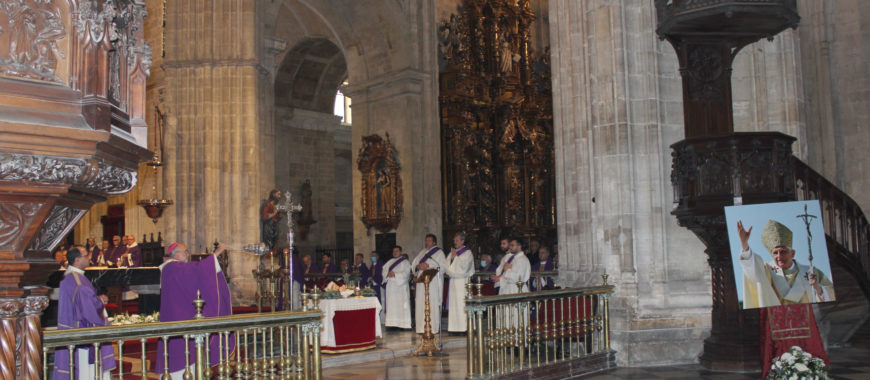 Funeral por Benedicto XVI en la Catedral de Oviedo: «¡Qué precioso legado nos regala Dios!»