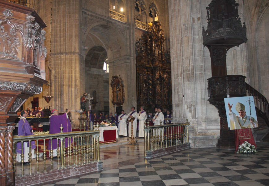 Funeral por Benedicto XVI en la Catedral de Oviedo: «¡Qué precioso legado nos regala Dios!»