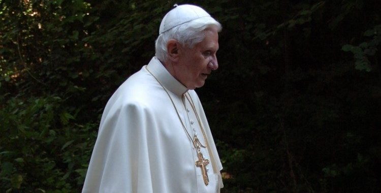 Misa en memoria de Benedicto XVI en la Basílica del Sagrado Corazón de Gijón