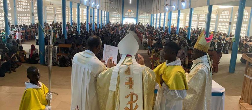 Mons. Jesús Sanz bendice la nueva parroquia de San Francisco en la misión diocesana de Benín