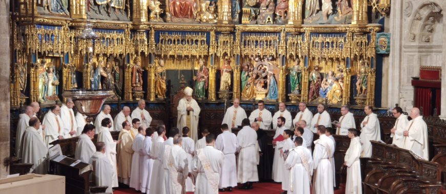 Mons. Jesús Sanz Montes preside la Misa Crismal en la Catedral de Oviedo