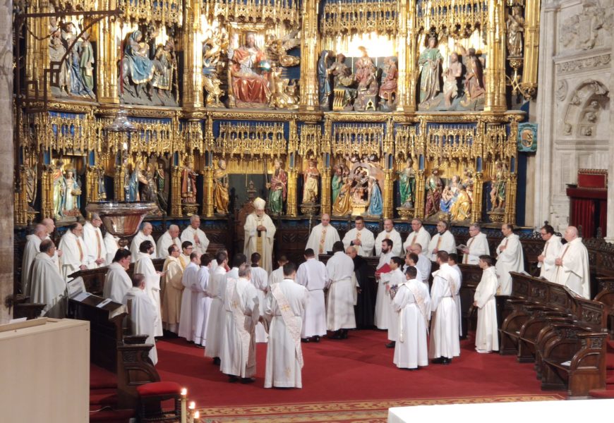 Mons. Jesús Sanz Montes preside la Misa Crismal en la Catedral de Oviedo