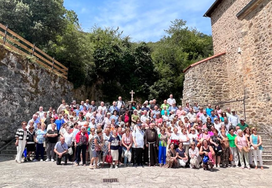 Trescientos asturianos participan en la peregrinación diocesana a Liébana
