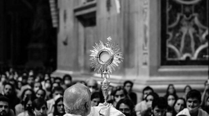 «En Hakuna nuestro centro es la oración ante el Santísimo»