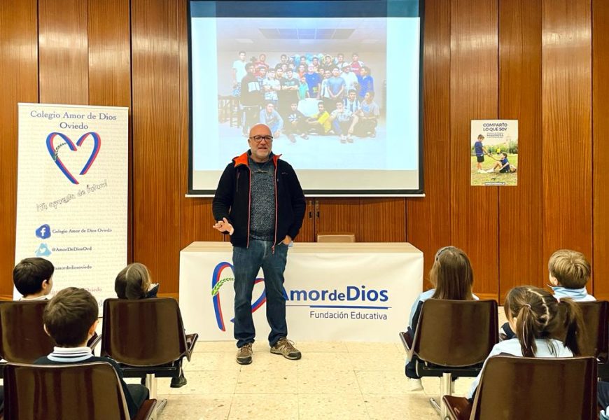 El asturiano Alfonso Pombo comparte su testimonio con los niños, ante la Jornada de la Infancia Misionera