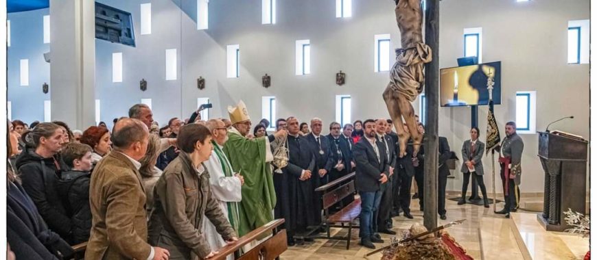 El Arzobispo de Oviedo bendice la nueva imagen del Crucificado de la Hermandad de Los Estudiantes