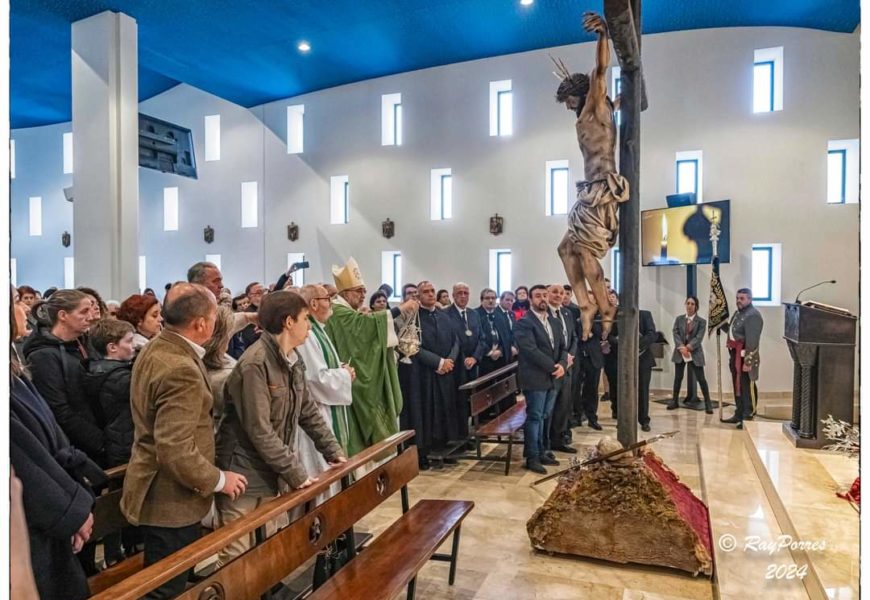 El Arzobispo de Oviedo bendice la nueva imagen del Crucificado de la Hermandad de Los Estudiantes