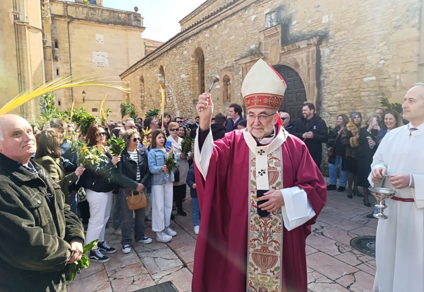 «Hoy comienza la Semana Santa con el recuerdo de aquella entrada triunfal sin ser triunfalista»: Mons. Jesús Sanz Montes, en el Domingo de Ramos